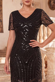 Vestido preto dos anos 1920 com decote em V, mangas curtas, lantejoulas,