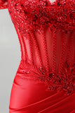 Espartilho sereia vermelho ombro descoberto, cetim com lantejoulas, apliques, vestido comprido de baile com fenda