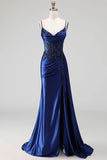 Vestido de baile de finalista azul royal com gola branca transparente floral de cetim e lantejoulas franzidas