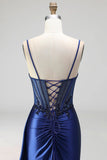Vestido de baile de finalista azul royal com gola branca transparente floral de cetim e lantejoulas franzidas
