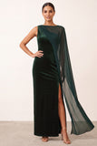 Vestido de festa de Natal com decote bateau verde escuro com decote de veludo com missangas e um ombro comprido com capa de chiffon