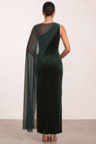 Vestido de festa de Natal com decote bateau verde escuro com decote de veludo com missangas e um ombro comprido com capa de chiffon