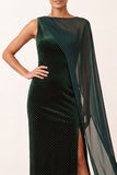 Vestido de festa de Natal com decote bateau verde escuro com decote de veludo com missangas e um ombro comprido com capa de chiffon