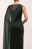 Vestido de festa de Natal com decote bateau verde escuro com decote de veludo com missangas e um ombro comprido com capa de chiffon