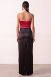 Vestido formal longo sem alças de cetim preto vermelho com bainha e fenda