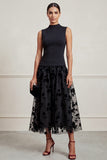Vestido formal preto de decote alto com estampado floral em tule Midi