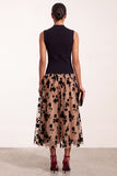 Vestido formal preto de decote alto com estampado floral em tule Midi