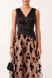 Vestido de Convidado de Noiva Midi em Tule em Cetim de Cetim em Linha em V em Cetim Preto de Champanhe