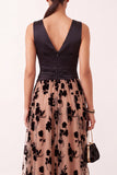 Vestido de Convidado de Noiva Midi em Tule em Cetim de Cetim em Linha em V em Cetim Preto de Champanhe