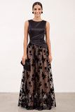 Vestido formal longo preto, decote bateau de decote em linha A, cetim e franzado, floral