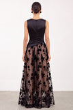 Vestido formal longo preto, decote bateau de decote em linha A, cetim e franzado, floral