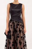 Vestido formal longo preto, decote bateau de decote em linha A, cetim e franzado, floral