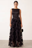 Vestido formal longo preto, decote bateau de decote em linha A, cetim e franzado, floral