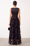 Vestido formal longo preto, decote bateau de decote em linha A, cetim e franzado, floral