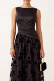 Vestido formal longo preto, decote bateau de decote em linha A, cetim e franzado, floral