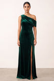 Vestido formal assimétrico de veludo verde escuro com um ombro longo e fenda
