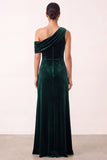 Vestido formal assimétrico de veludo verde escuro com um ombro longo e fenda