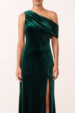 Vestido formal assimétrico de veludo verde escuro com um ombro longo e fenda