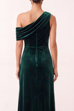 Vestido formal assimétrico de veludo verde escuro com um ombro longo e fenda