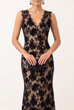 Vestido formal longo em renda em forma de sereia preta