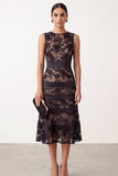 Vestido preto de decote redondo de gola redonda em cetim com bordado midi