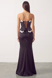 Vestido formal longo sem alças com pérolas de cetim preto branco e sereia