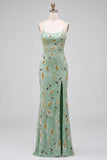 Vestido de baile longo com alças finas com contas verdes e renda nas costas