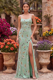Vestido de baile longo com alças finas com contas verdes e renda nas costas