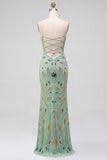 Vestido de baile longo com alças finas com contas verdes e renda nas costas