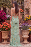 Vestido de baile longo com alças finas com contas verdes e renda nas costas
