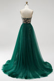 Vestido de concurso comprido sem alças com contas e lantejoulas verde-escuras e drapeado em tule