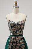 Vestido de concurso comprido sem alças com contas e lantejoulas verde-escuras e drapeado em tule