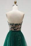 Vestido de concurso comprido sem alças com contas e lantejoulas verde-escuras e drapeado em tule