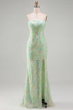 Vestido de baile longo, sereia sem alças com lantejoulas em verde menta brilhante e com fenda