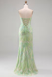 Vestido de baile longo, sereia sem alças com lantejoulas em verde menta brilhante e com fenda