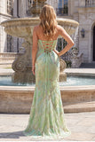 Vestido de baile longo, sereia sem alças com lantejoulas em verde menta brilhante e com fenda