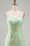 Vestido de baile longo, sereia sem alças com lantejoulas em verde menta brilhante e com fenda