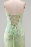 Vestido de baile longo, sereia sem alças com lantejoulas em verde menta brilhante e com fenda