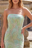 Vestido de baile longo, sereia sem alças com lantejoulas em verde menta brilhante e com fenda