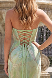 Vestido de baile longo, sereia sem alças com lantejoulas em verde menta brilhante e com fenda