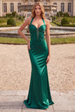 Vestido comprido de baile de sereia de cetim verde escuro com contas