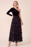 Vestido Midi Midi de Festas de Natal em veludo preto com linha A e um ombro