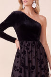 Vestido Midi Midi de Festas de Natal em veludo preto com linha A e um ombro
