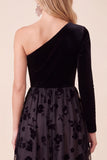 Vestido Midi Midi de Festas de Natal em veludo preto com linha A e um ombro