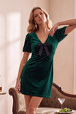 Vestido Curta de Festa de Natal Bodycon em veludo verde escuro com decote em V, bufante de mangas curtas e laço