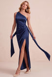 Vestido de convidado de casamento longo de um ombro franzido com faixa de cetim oliva