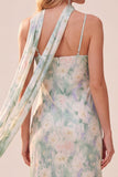 Vestido de convidado de casamento com alças finas estampadas em verde claro e bolsos