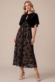 Vestido Midi Preto de Veludo A-Line com gola redonda e capelet