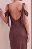 Vestido de convidado de casamento com gola em forma de capuz com bainha de café e ombro frio