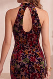 Vestido de veludo midi sereia de gola alta bordô com folhos